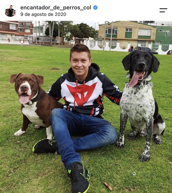 Diego Espinosa durante una sesión con un perro