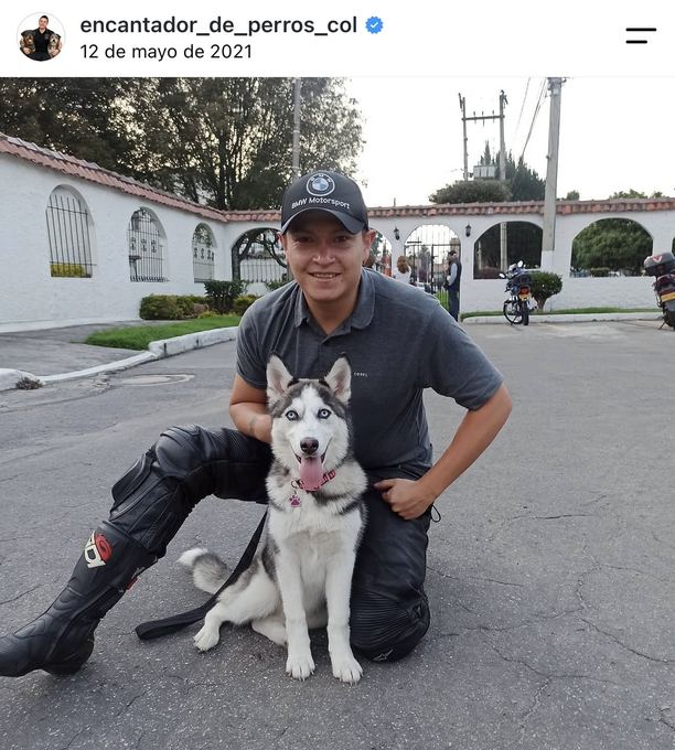 Diego Espinosa durante una sesión con un perro