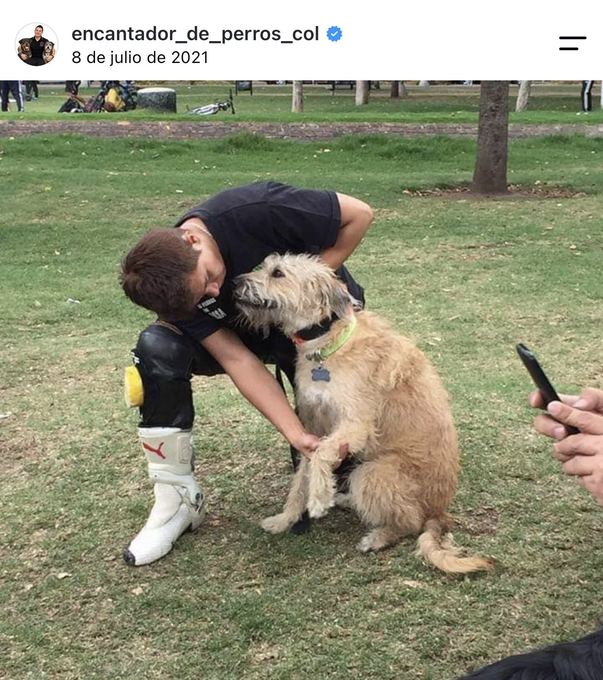 Diego Espinosa durante una sesión con un perro