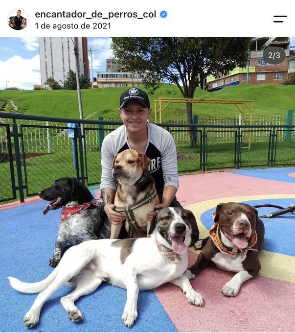 Diego Espinosa durante una sesión con un perro