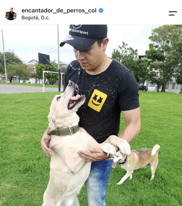 Diego Espinosa durante una sesión con un perro