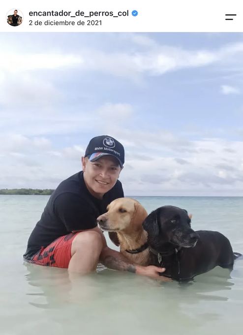 Diego Espinosa durante una sesión con un perro