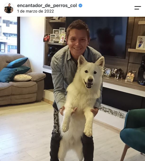 Diego Espinosa durante una sesión con un perro