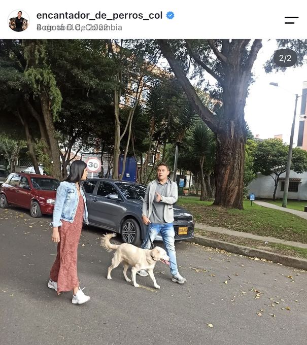 Diego Espinosa durante una sesión con un perro