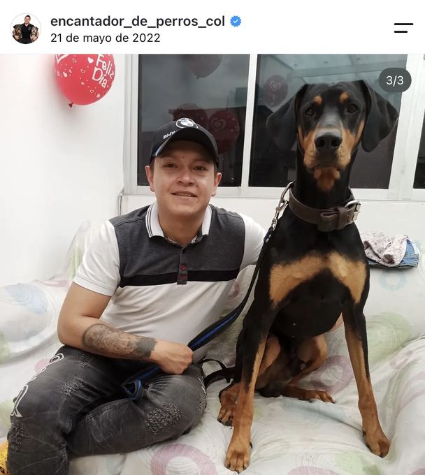 Diego Espinosa durante una sesión con un perro