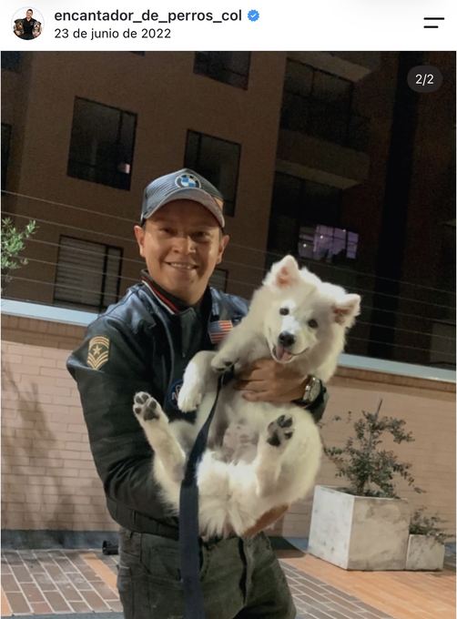 Diego Espinosa durante una sesión con un perro