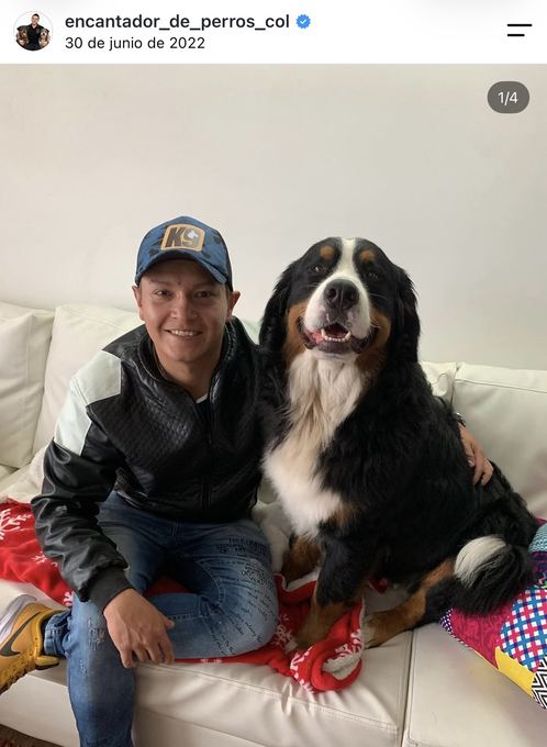 Diego Espinosa durante una sesión con un perro