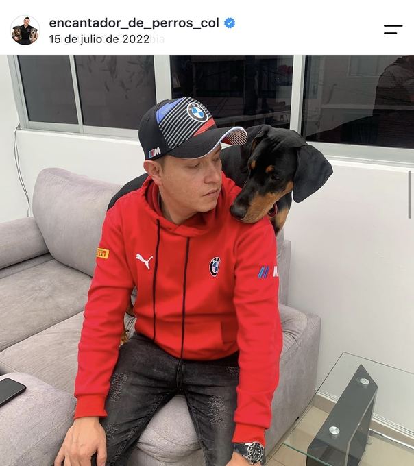 Diego Espinosa durante una sesión con un perro