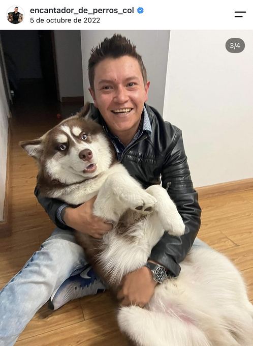 Diego Espinosa durante una sesión con un perro
