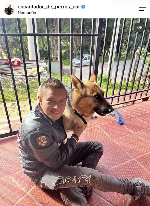 Diego Espinosa durante una sesión con un perro