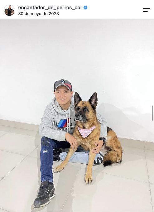 Diego Espinosa durante una sesión con un perro