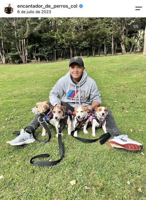 Diego Espinosa durante una sesión con un perro