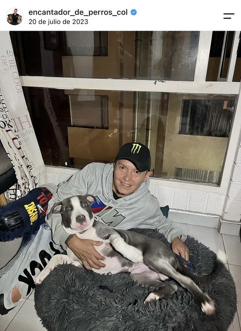 Diego Espinosa durante una sesión con un perro