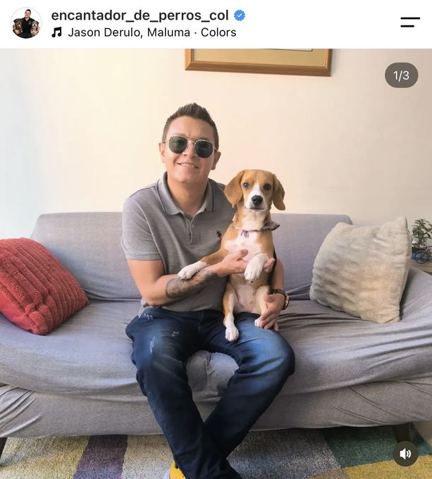 Diego Espinosa durante una sesión con un perro