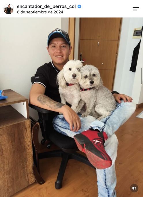 Diego Espinosa durante una sesión con un perro