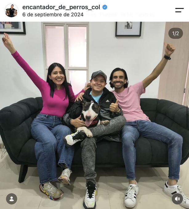 Diego Espinosa durante una sesión con un perro